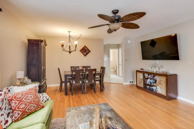 $350,000 | 4326 North Kedvale Avenue, Unit A, Chicago, IL 60641