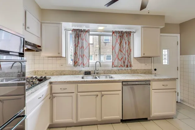 $350,000 | 4326 North Kedvale Avenue, Unit A, Chicago, IL 60641