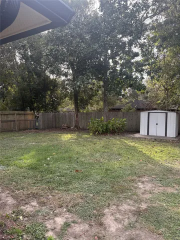 a view of a backyard