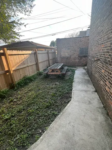 a view of a backyard