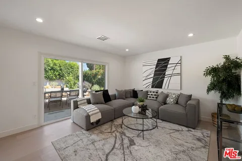 $1,895,000 | 22505 Dardenne Street, Calabasas, CA 91302