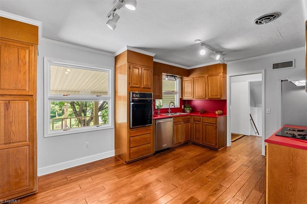 204 Rockspring Drive Thomasville, NC 27360 - Photo 11 of 39 Kitchen & Dining