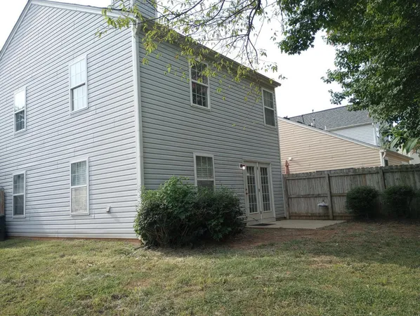 a view of a backyard