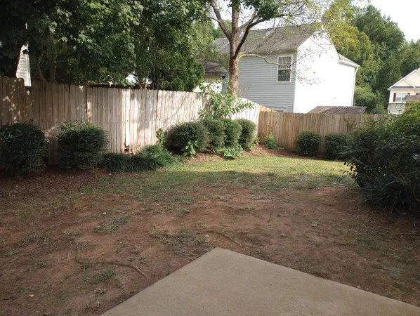 a view of a backyard