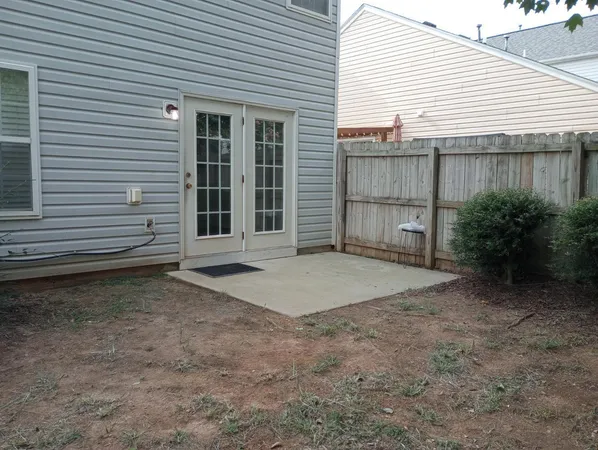 a view of a backyard