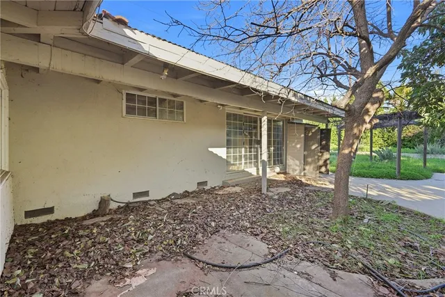 a view of a back yard