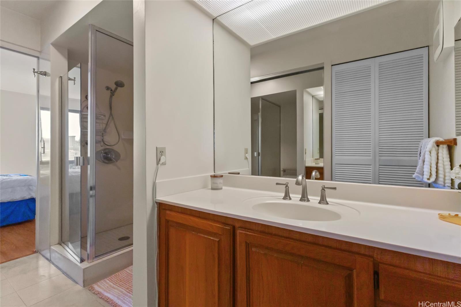 217 Prospect Street, Unit D11 Honolulu, HI 96813 - Photo 12 of 25 a bathroom with a sink and a mirror