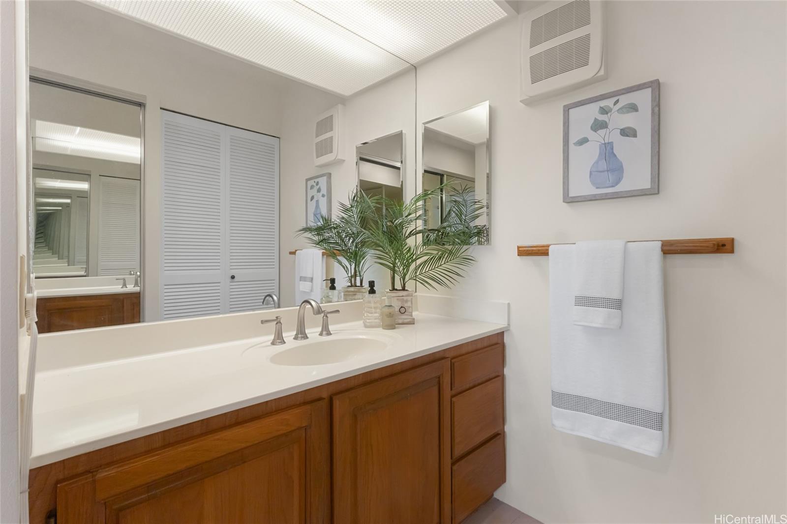 217 Prospect Street, Unit D11 Honolulu, HI 96813 - Photo 15 of 24 a bathroom with a sink and a mirror