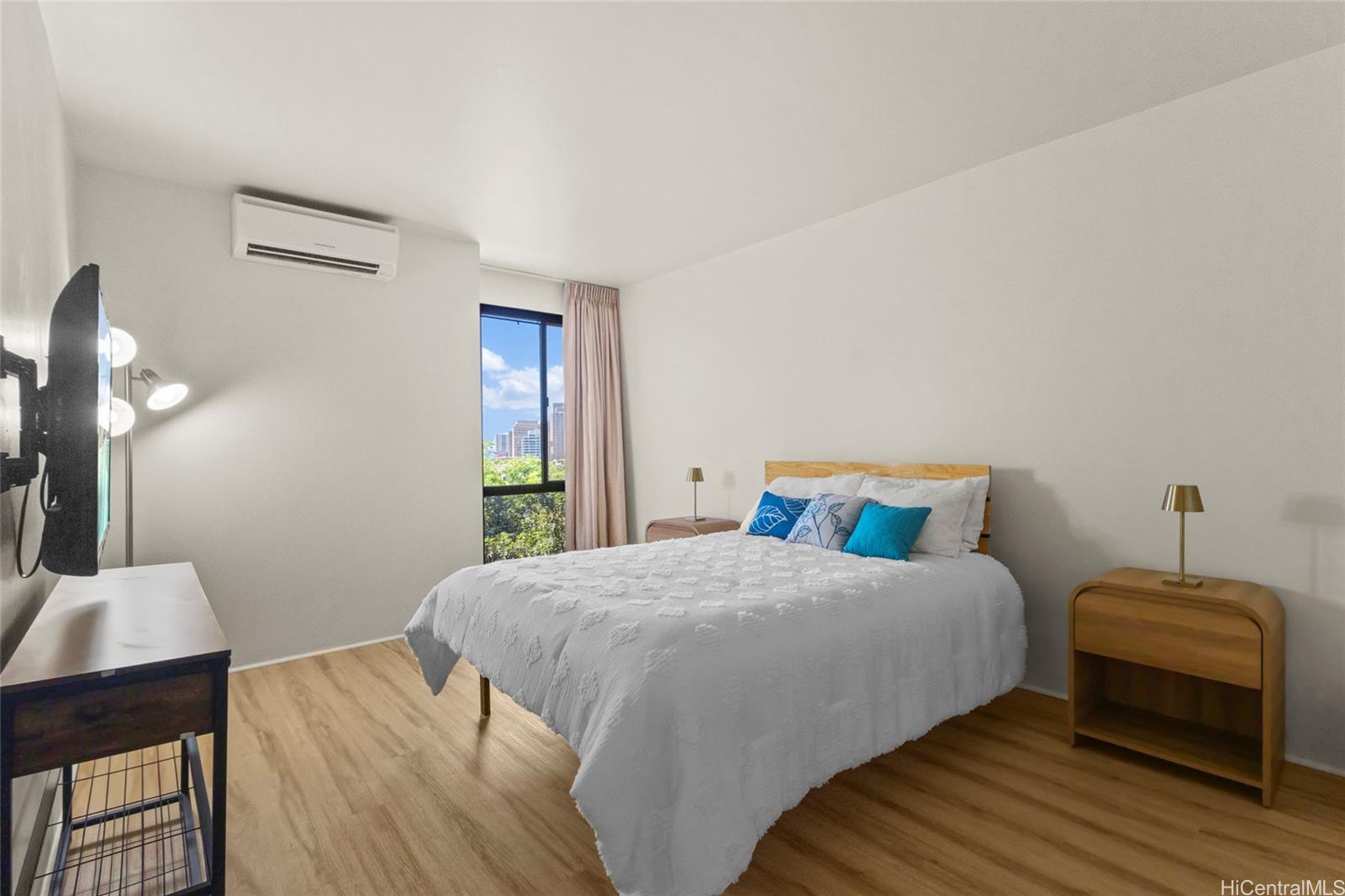 217 Prospect Street, Unit D11 Honolulu, HI 96813 - Photo 16 of 25 a bedroom with a bed and a wooden floor