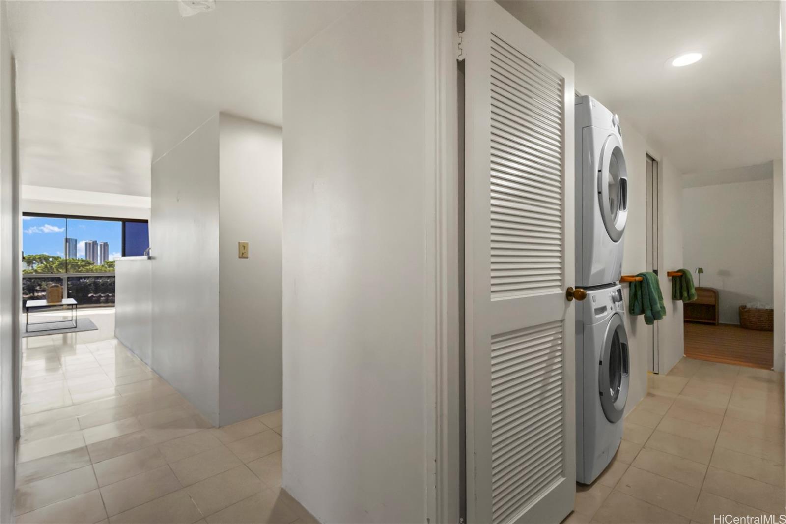 217 Prospect Street, Unit D11 Honolulu, HI 96813 - Photo 18 of 25 a view of a hallway with dining area and chandelier