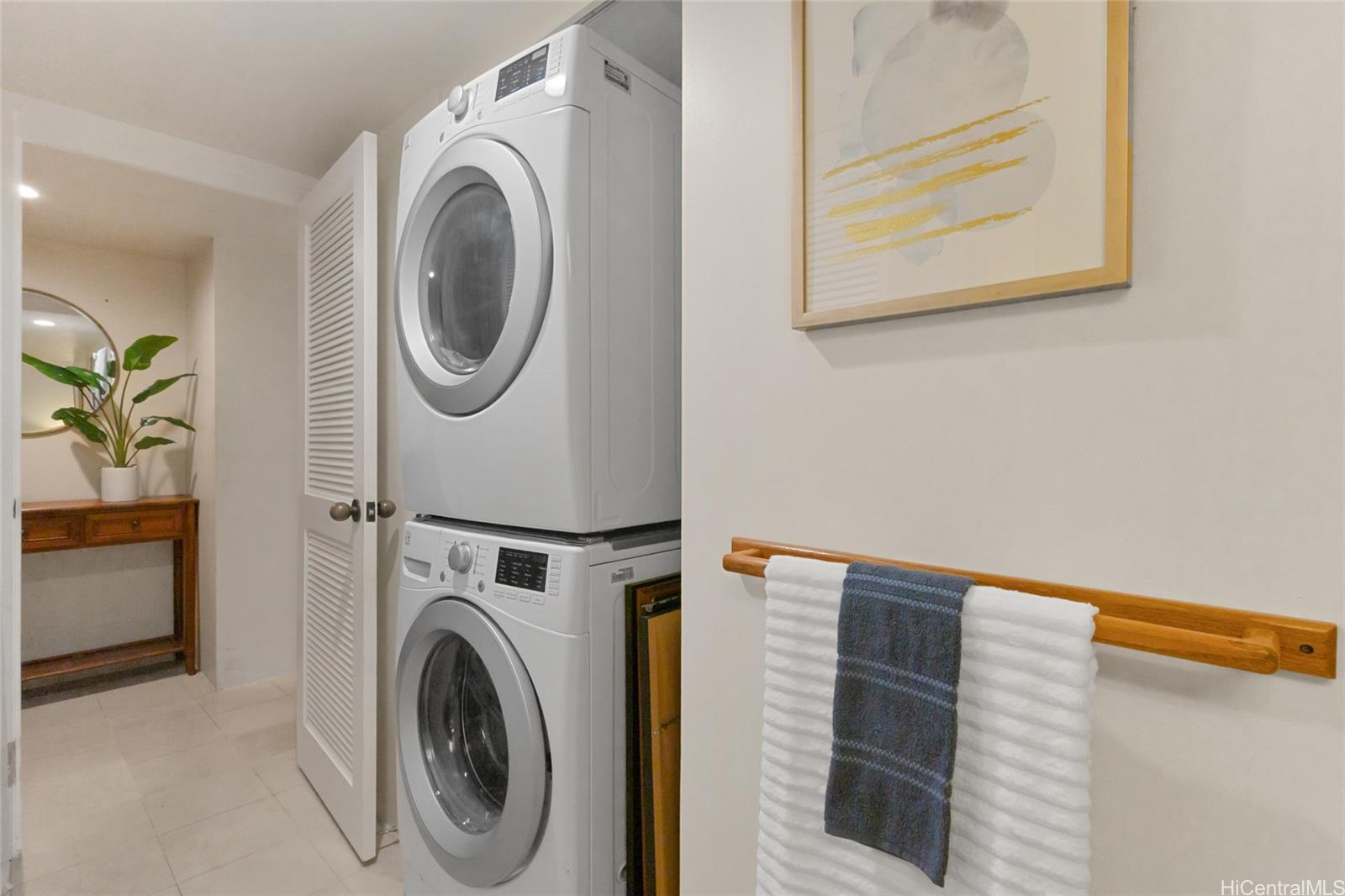 217 Prospect Street, Unit D11 Honolulu, HI 96813 - Photo 19 of 24 a utility room with dryer and washer