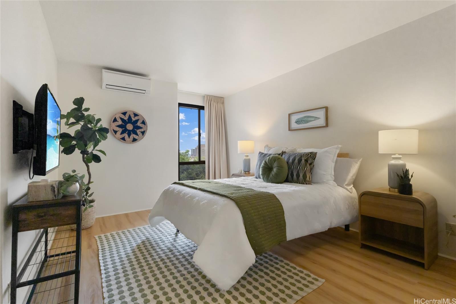 217 Prospect Street, Unit D11 Honolulu, HI 96813 - Photo 7 of 24 a bedroom with a bed and a potted plant