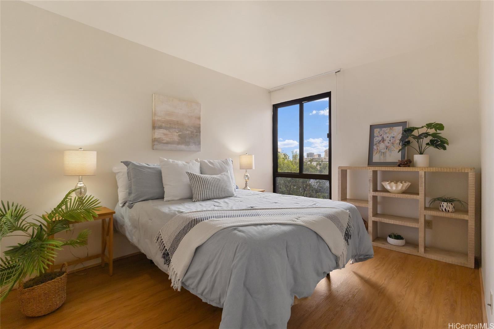 217 Prospect Street, Unit D11 Honolulu, HI 96813 - Photo 8 of 24 a bedroom with a bed and a dresser