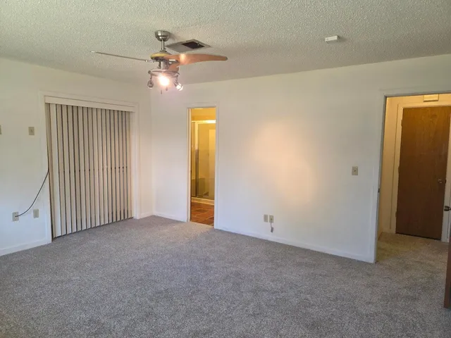 a view of empty room with a ceiling fan