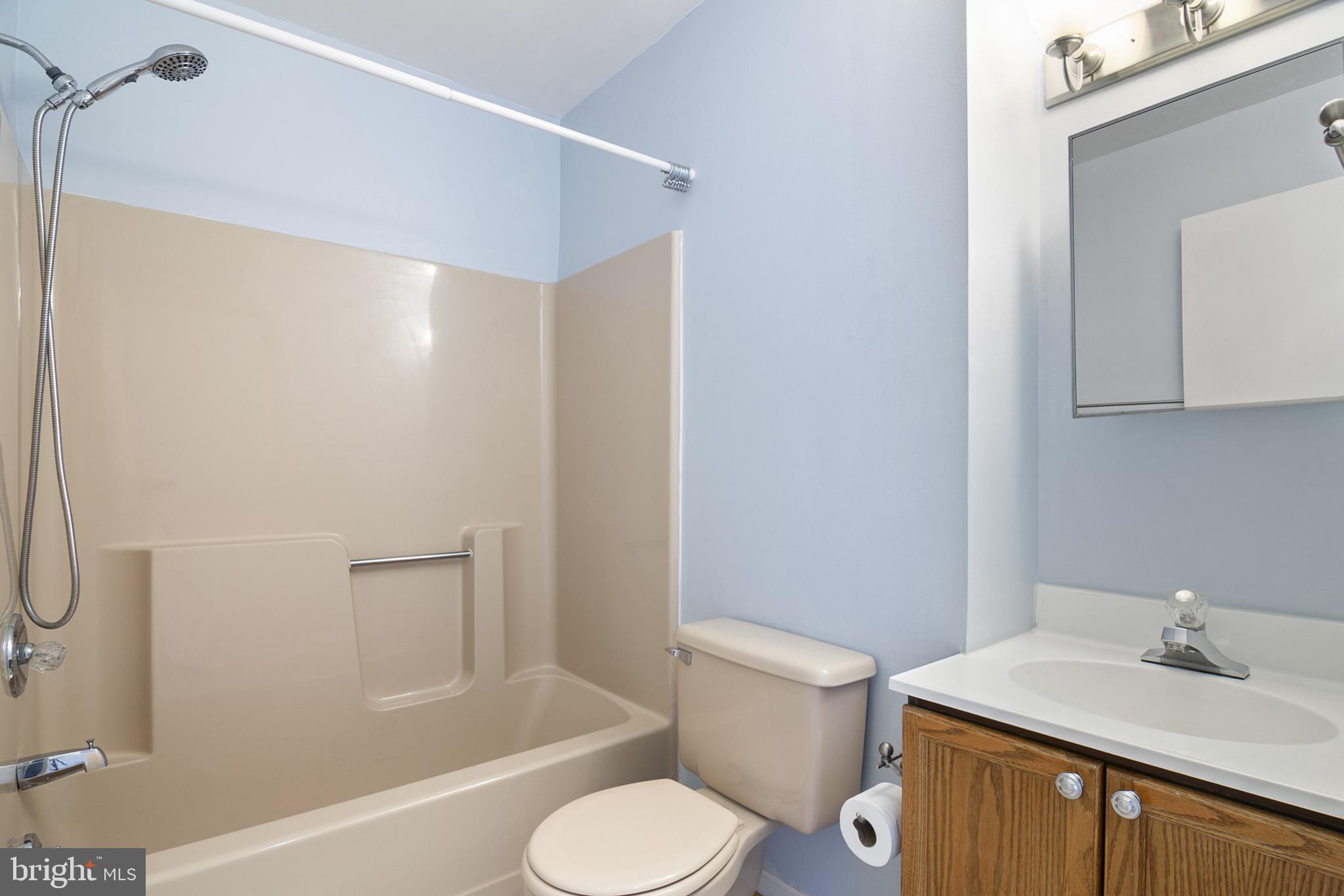 25714 Woodfield Road Damascus, MD 20872 - Photo 22 of 34 Hall Bathroom