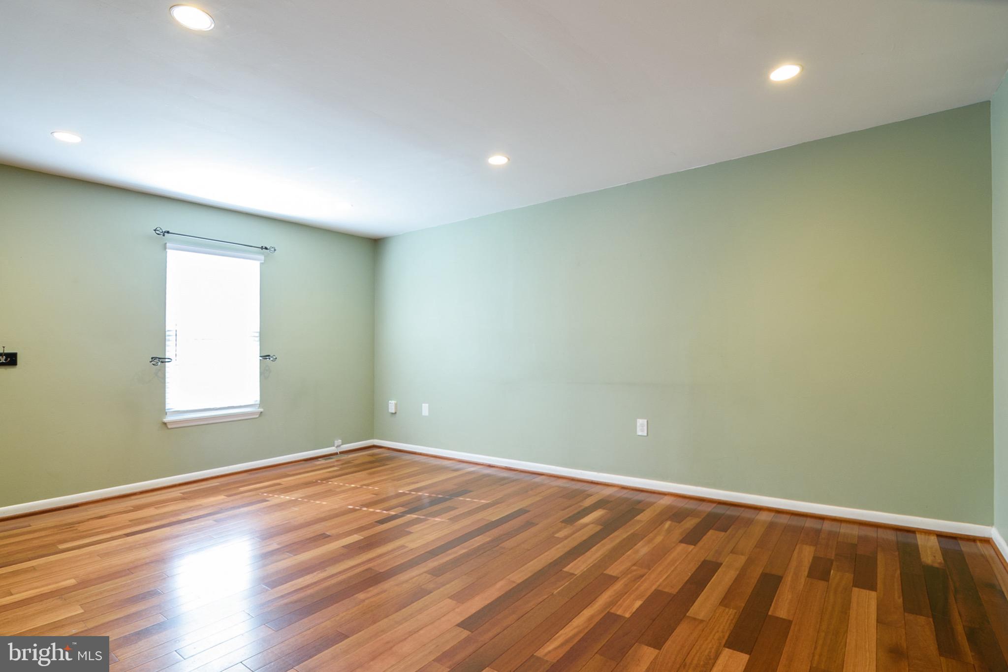 25714 Woodfield Road Damascus, MD 20872 - Photo 5 of 34 Living Room