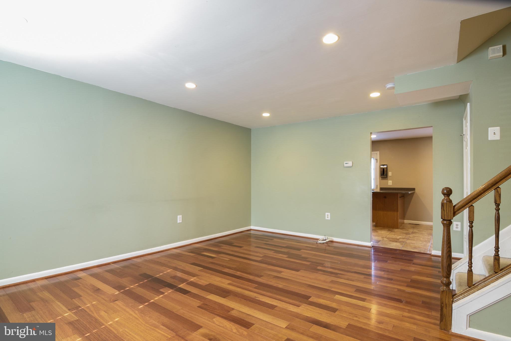 25714 Woodfield Road Damascus, MD 20872 - Photo 6 of 34 Living Room
