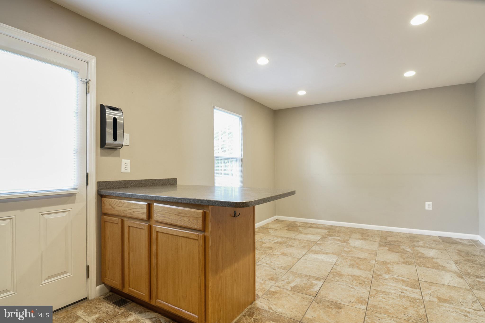 25714 Woodfield Road Damascus, MD 20872 - Photo 10 of 34 Eat-In Kitchen