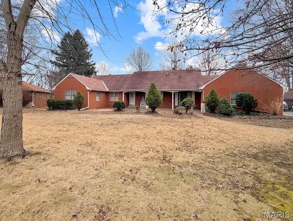 $295,000 | 24 Weinel Drive, Fairview Heights, IL 62208