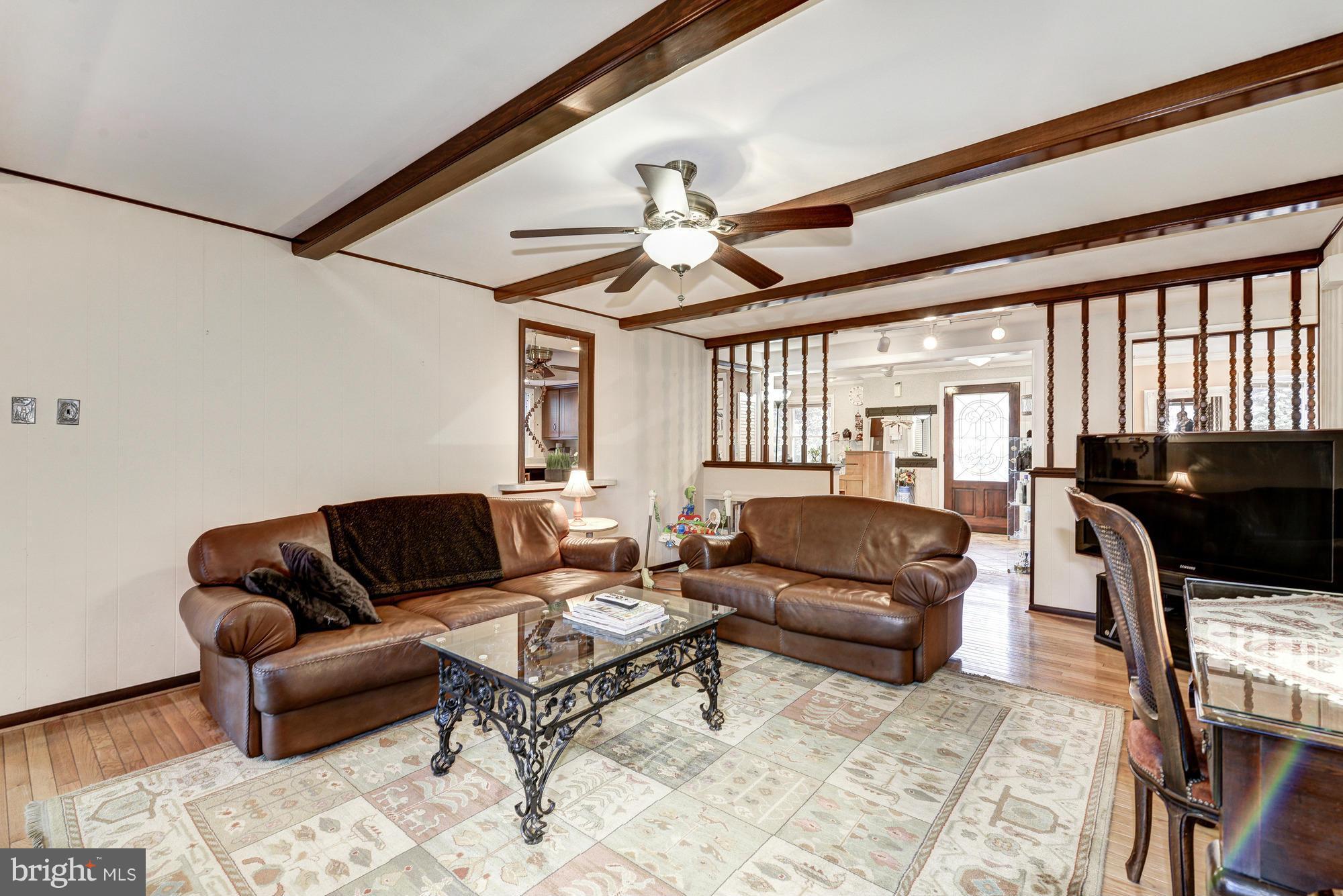 13901 Darnestown Road Gaithersburg, MD 20878 - Photo 19 of 30 Family Room w/hardwood Floor