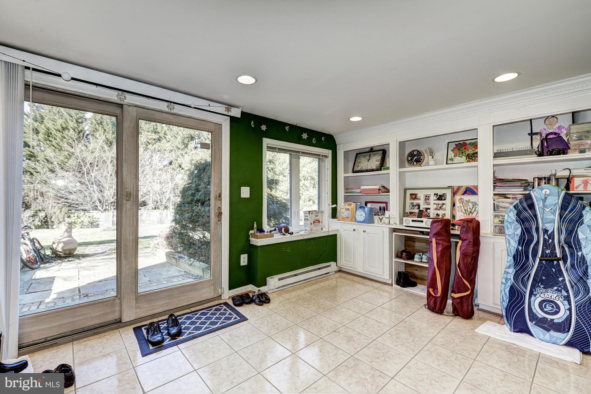 13901 Darnestown Road Gaithersburg, MD 20878 - Photo 29 of 30 Big sliding door to backyard