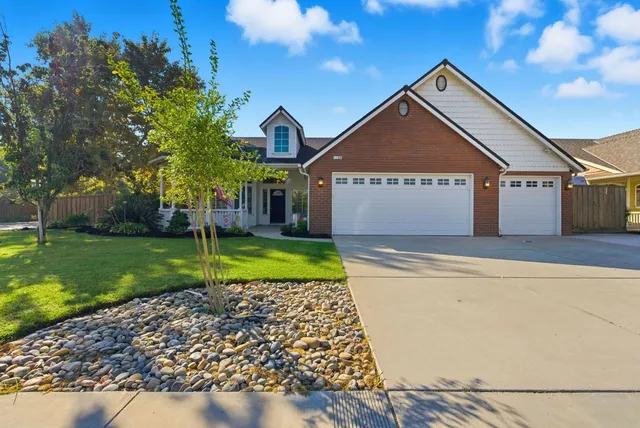 a view of a house with a yard
