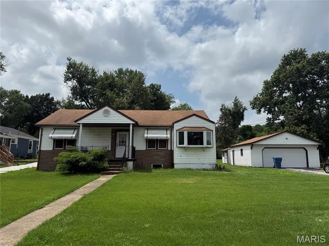 $235,000 | 19 Shumate Avenue, Maryland Heights, MO 63043