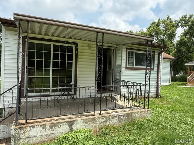 $235,000 | 19 Shumate Avenue, Maryland Heights, MO 63043