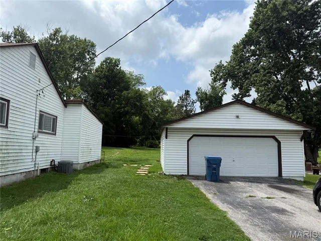 $235,000 | 19 Shumate Avenue, Maryland Heights, MO 63043