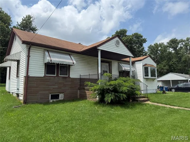 $235,000 | 19 Shumate Avenue, Maryland Heights, MO 63043
