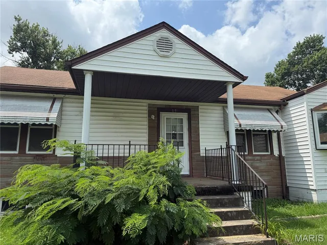 $235,000 | 19 Shumate Avenue, Maryland Heights, MO 63043