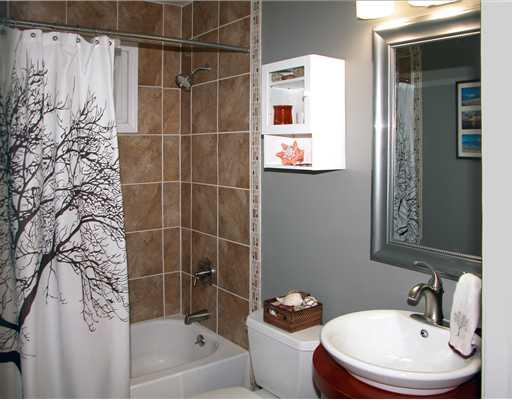 8526 Ridgemont Road Pittsburgh, PA 15237 - Photo 10 of 18 Full Bath.