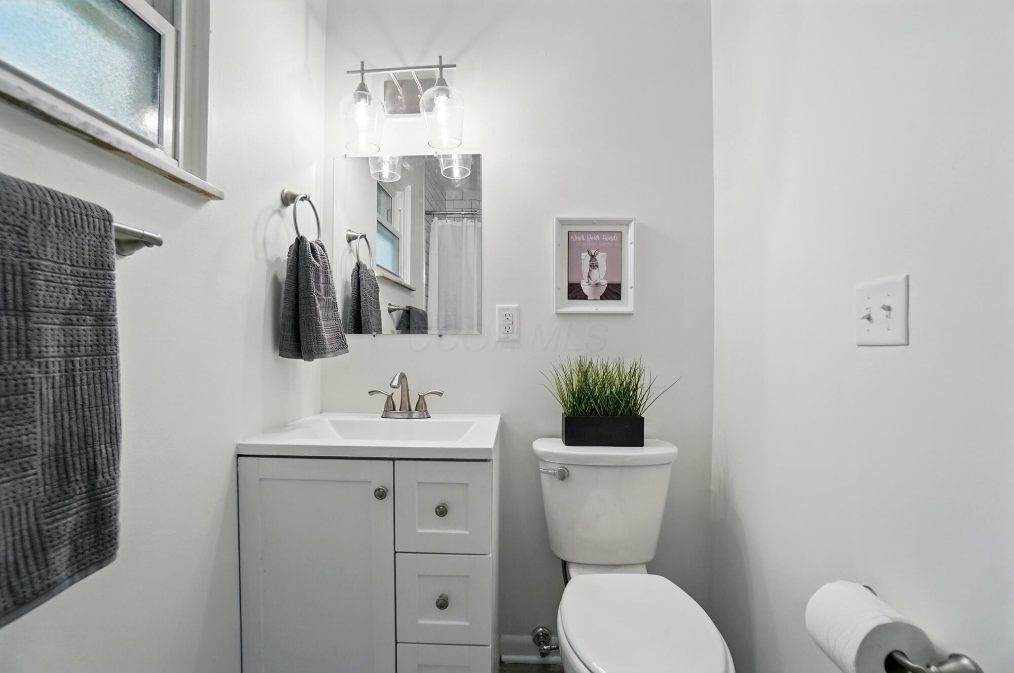 1105 Fordham Road Columbus, OH 43224 - Photo 21 of 52 Primary Ensuite Bathroom