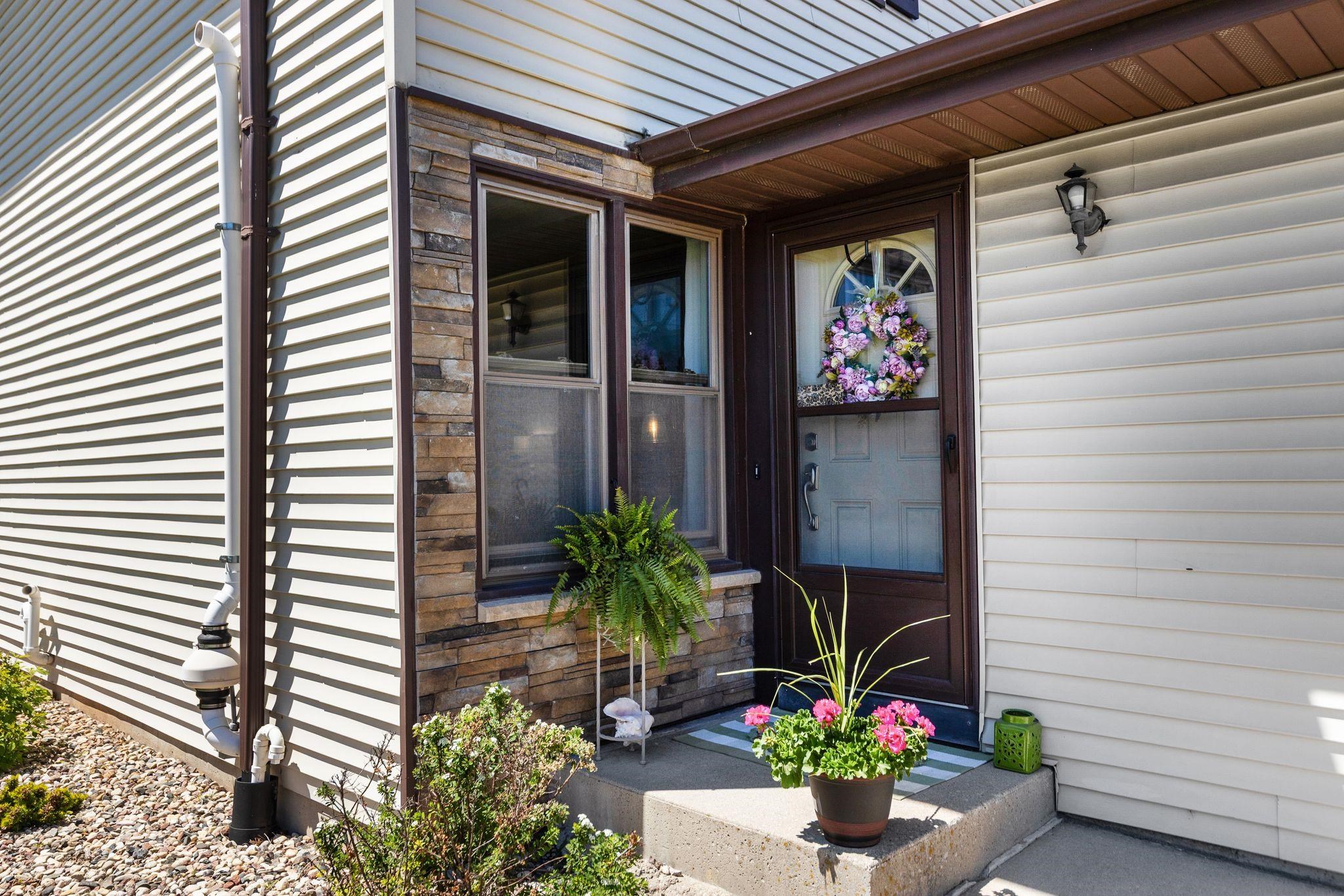 725 South Westhaven Place, Unit J Appleton, WI 54914 - Photo 2 of 35