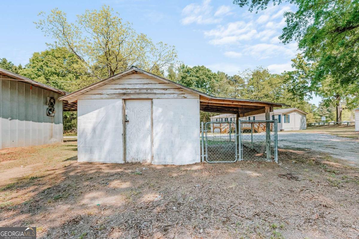 52 Clark Circle Lexington, GA 30648 - Photo 41 of 47 a front view of a house with garden