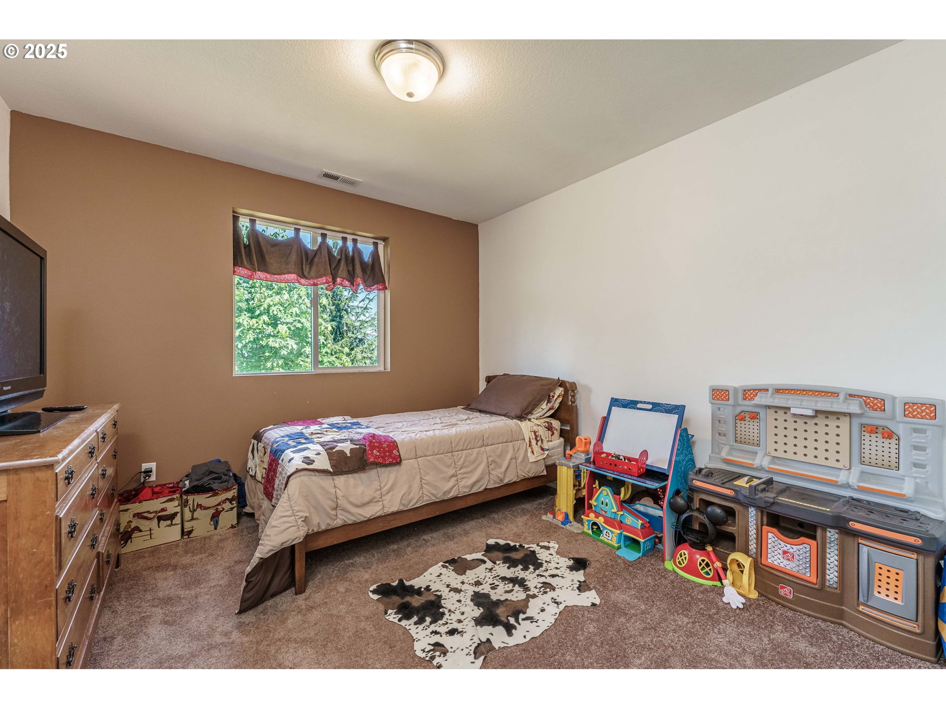 282 Karousel Lane Washougal, WA 98671 - Photo 27 of 42 a bed room with a bed window and a table