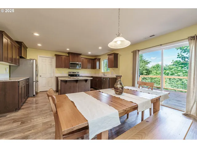 a large kitchen with kitchen island a large island in it