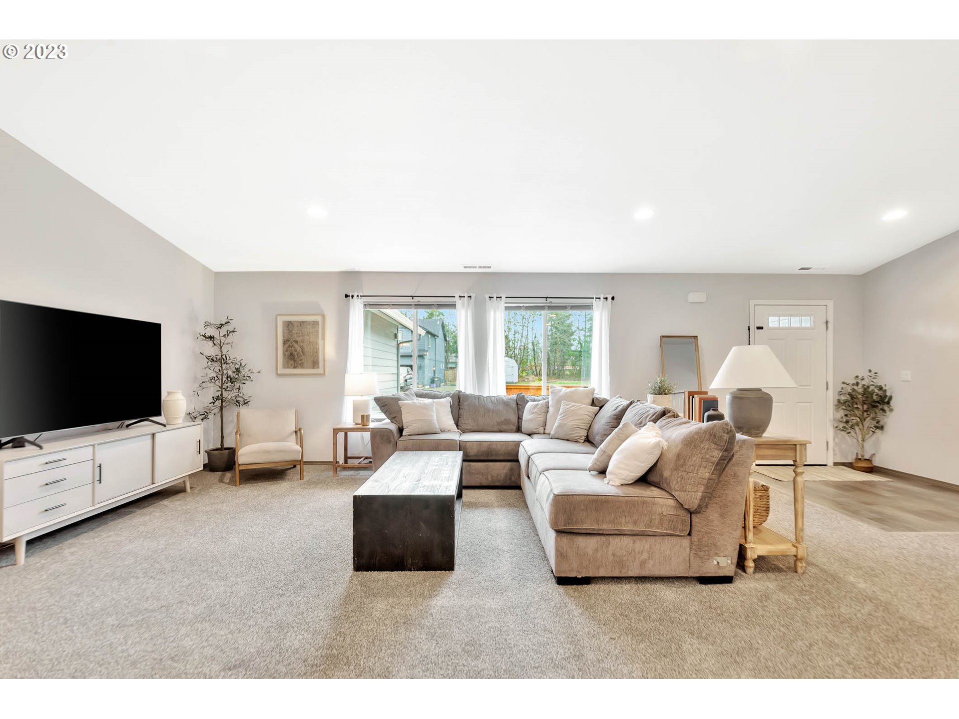 88310 Sproat Ranch Road Veneta, OR 97487 - Photo 11 of 31 Living Room