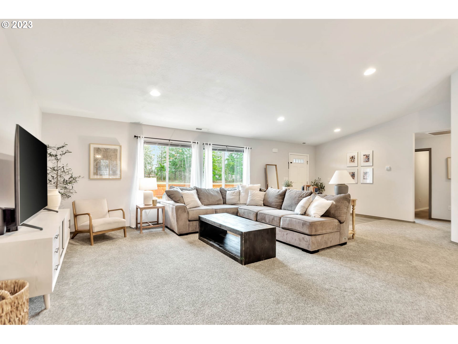 88310 Sproat Ranch Road Veneta, OR 97487 - Photo 10 of 31 Living Room