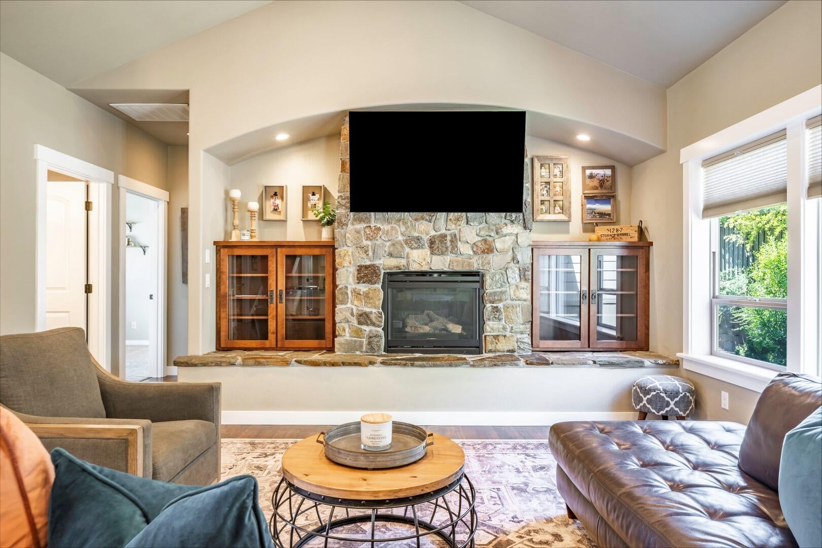 4221 Falcon Ridge Terrace Medford, OR 97504 - Photo 9 of 39 DSC02839-HDR (Large)
