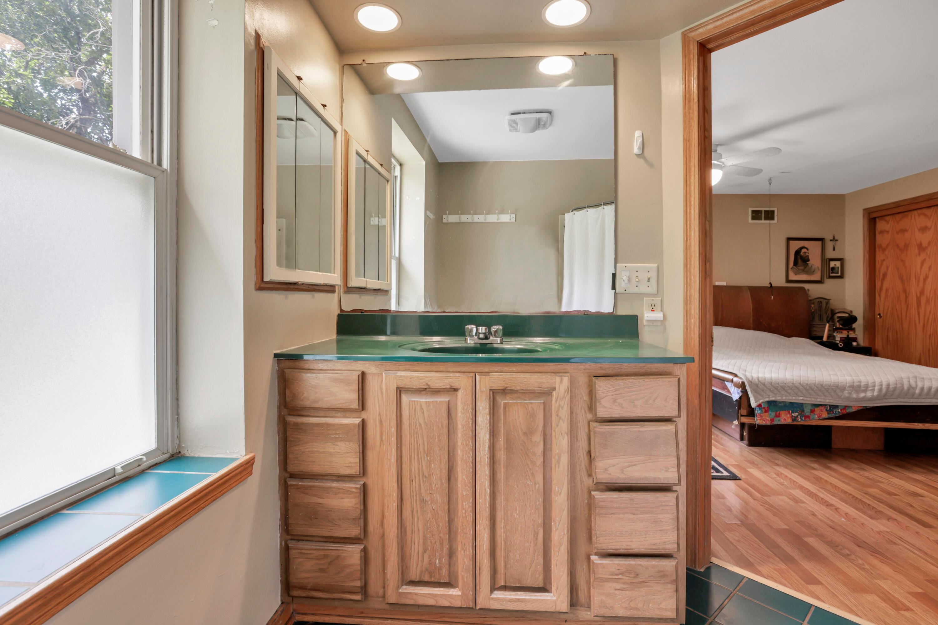 2751 Clifton Road Columbus, OH 43221 - Photo 37 of 62 Owner bath