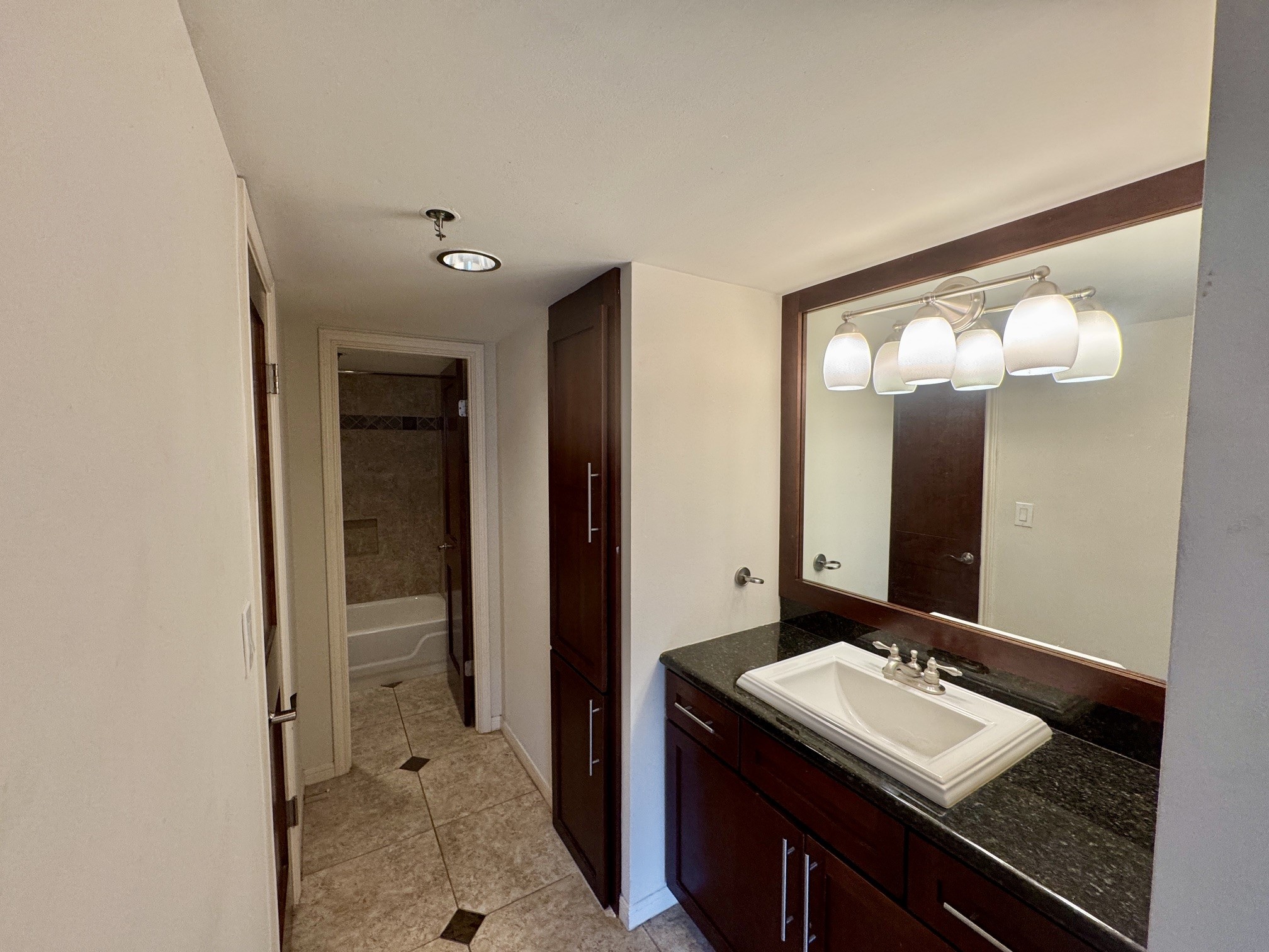 3525 Sage Road, Unit 404 Houston, TX 77056 - Photo 25 of 42 Primary bath lavatory with linen closet