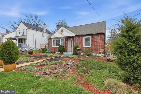 a view of a house with backyard and garden