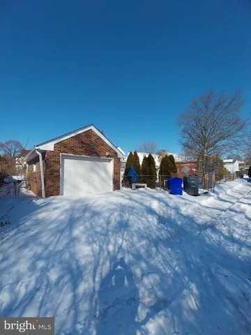 a view of a outdoor space of a house