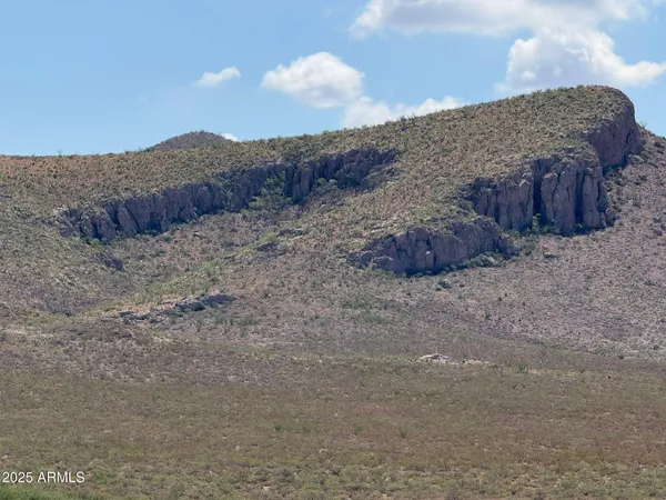 a view of a dry dry field