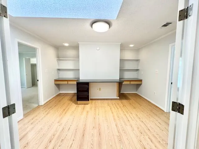 a view of room with ceiling fan