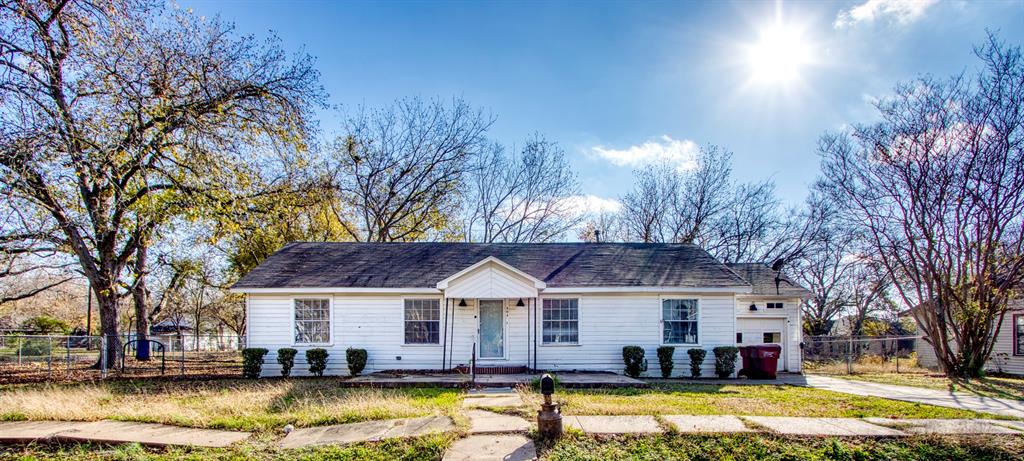 a view of a house with swimming pool and a yard