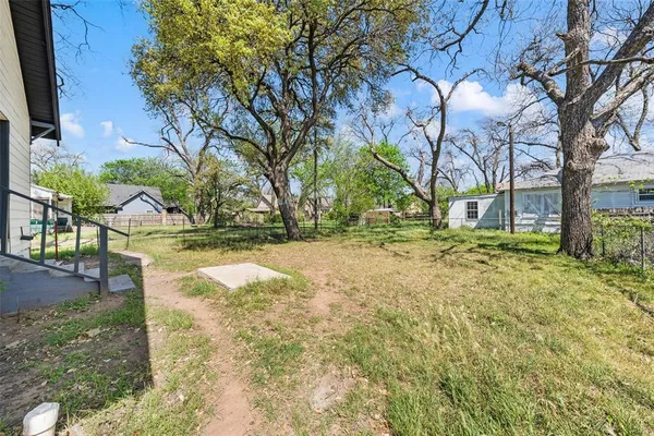 a view of yard with tree