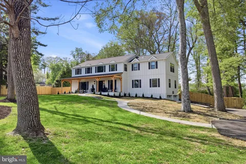 a view of a house with yard and tree s