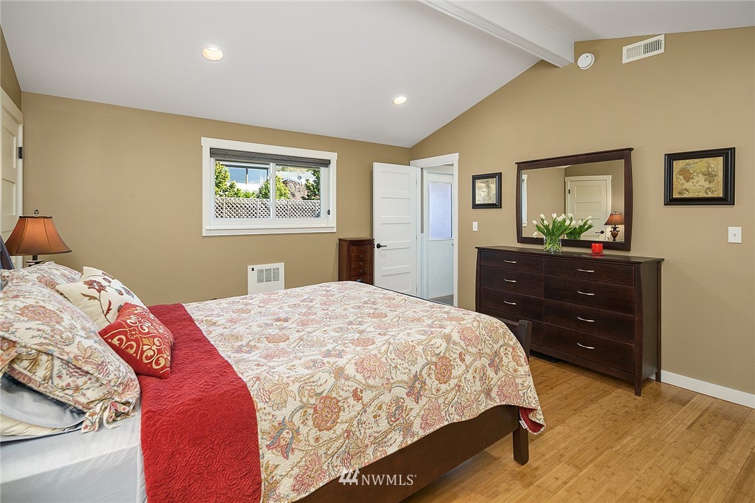 8636 Fauntlee Crest Southwest Seattle, WA 98136 - Photo 12 of 25